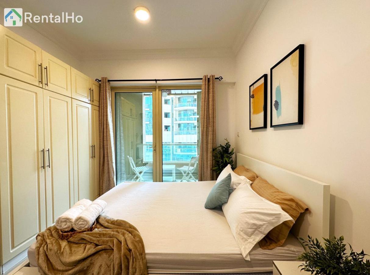 Quiet With Balcony And Roof Pool In Marina Dubai