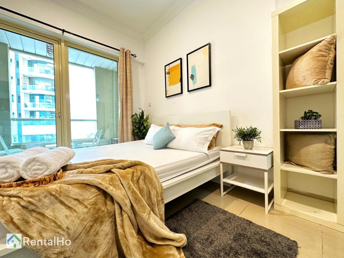 Quiet With Balcony And Roof Pool In Marina