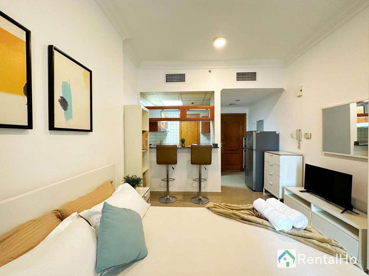 Quiet With Balcony And Roof Pool In Marina Apartment Dubai