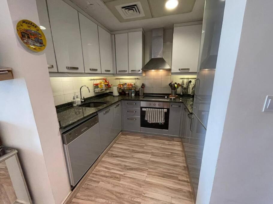 2 Bedroom & 3 Bath In Marina - Walking Distance To Jbr!