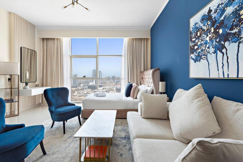 Vibrant With Pool, Gym, Free Parking & Fast Wifi
