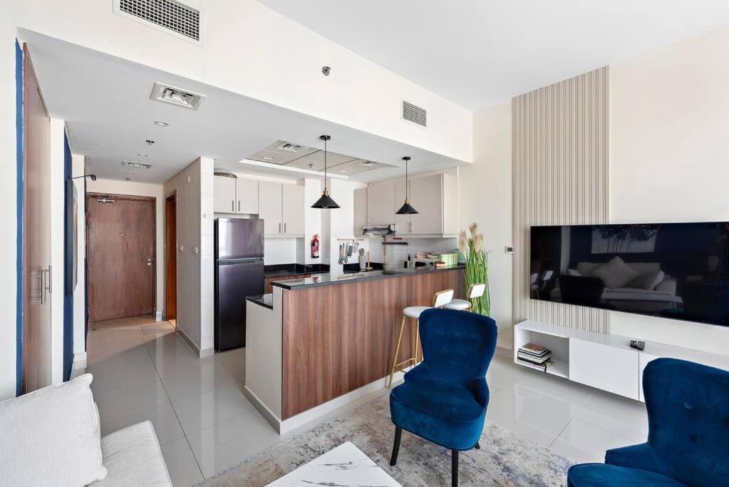 Vibrant With Pool, Gym, Free Parking & Fast Wifi Apartment *