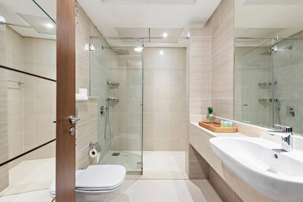 Vibrant With Pool, Gym, Free Parking & Fast Wifi * Dubai
