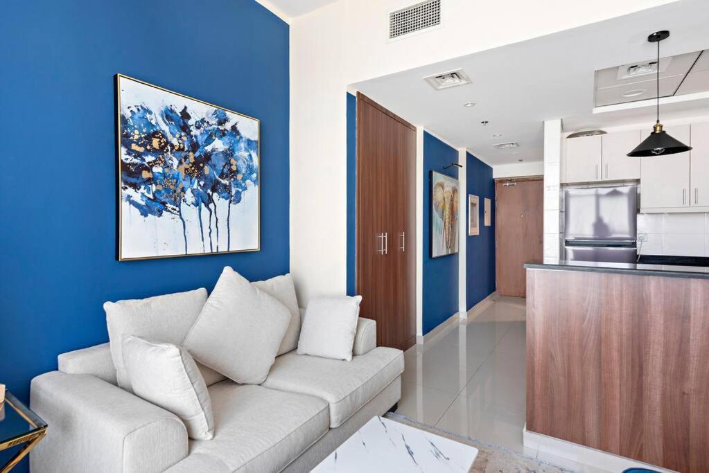 Vibrant With Pool, Gym, Free Parking & Fast Wifi Dubai