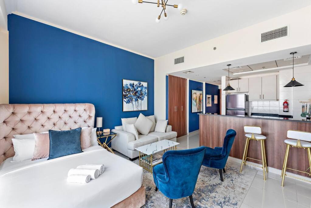 Vibrant With Pool, Gym, Free Parking & Fast Wifi Apartment *