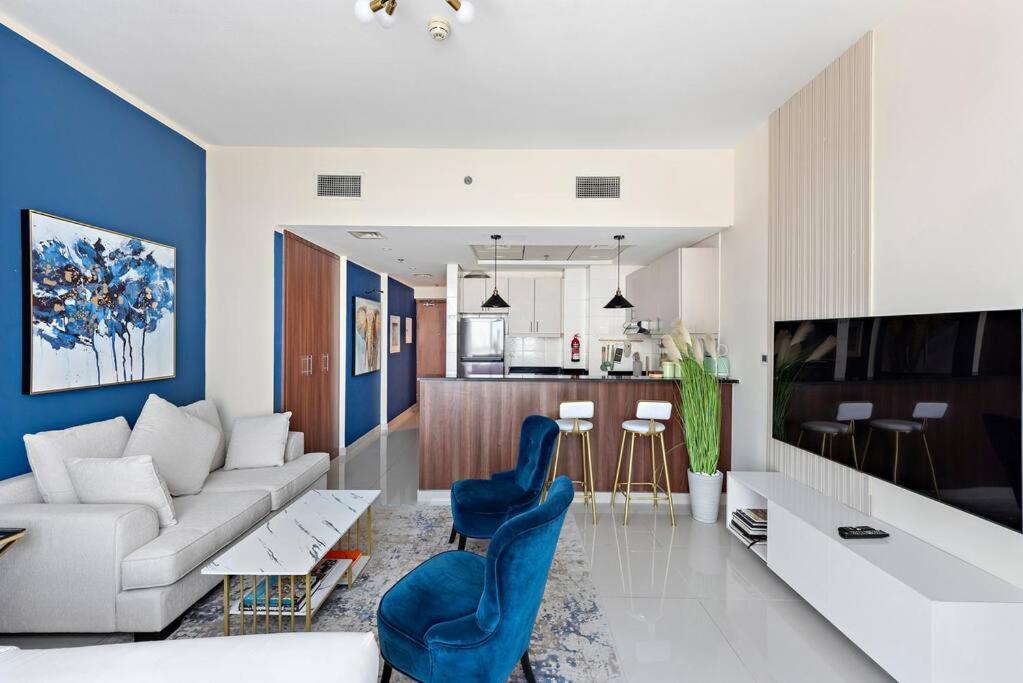 Vibrant With Pool, Gym, Free Parking & Fast Wifi