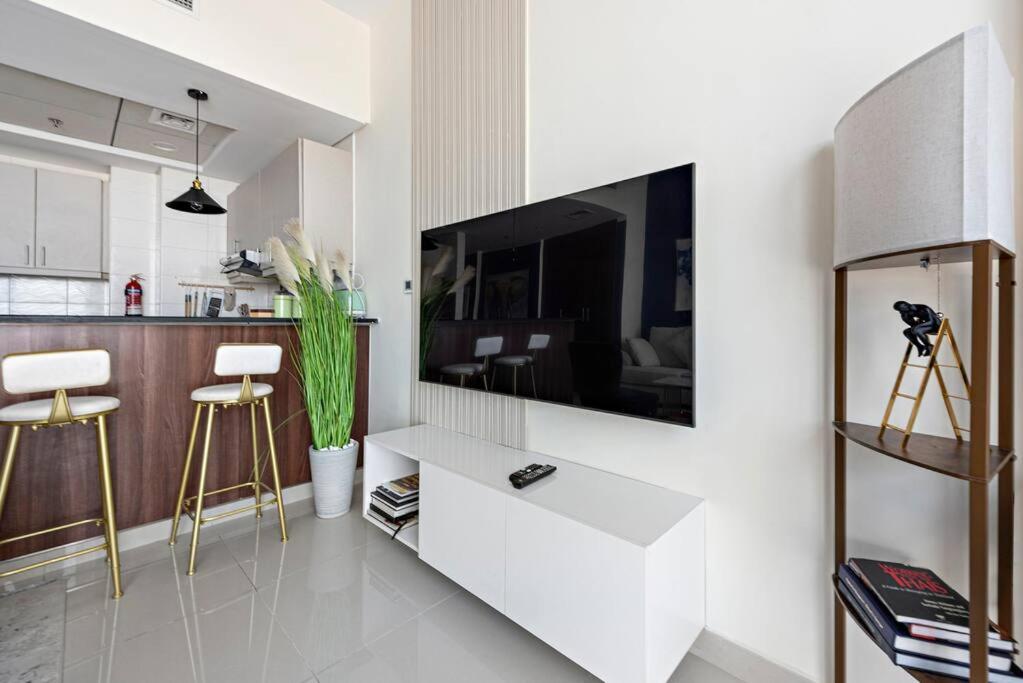 Vibrant With Pool, Gym, Free Parking & Fast Wifi Dubai