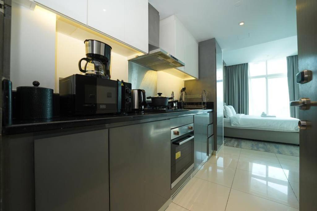 Apartment Huge In Downtown Dubai, Six Minutes To Malls *
