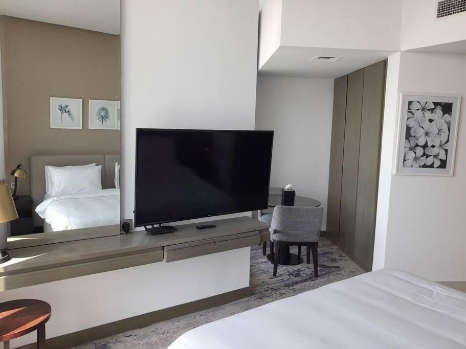 Huge In Downtown Dubai, Six Minutes To Malls * Dubai