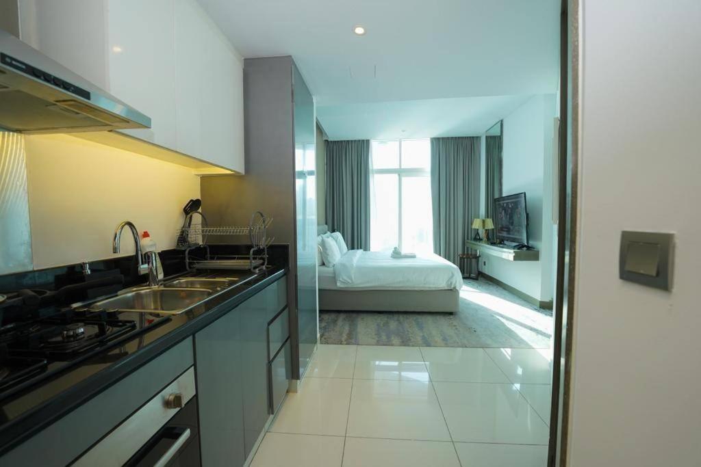 Huge In Downtown Dubai, Six Minutes To Malls Apartment *