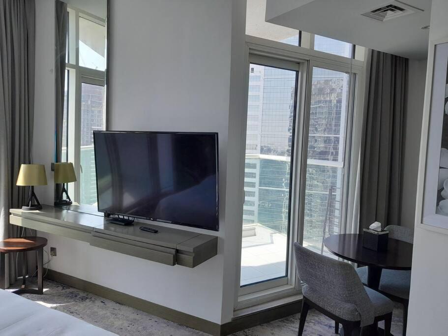 Huge In Downtown Dubai, Six Minutes To Malls Apartment *