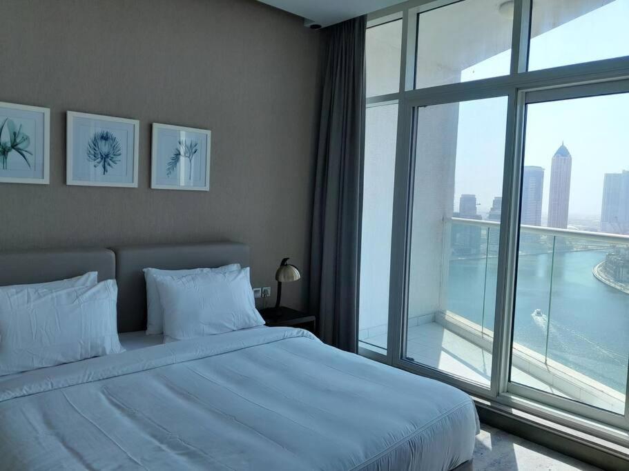 Apartment Huge In Downtown Dubai, Six Minutes To Malls *