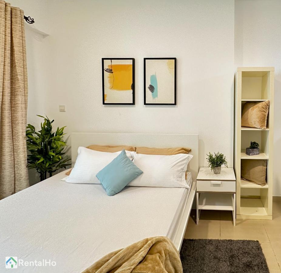 Quiet With Balcony And Roof Pool In Marina