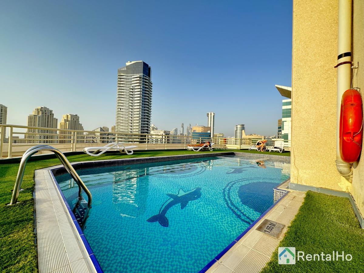 Quiet With Balcony And Roof Pool In Marina Apartment Dubai