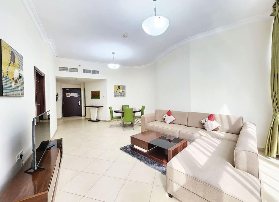 Rh- Exquisite & Spacious 01 Bedroom Near Mall Of The Emirates *