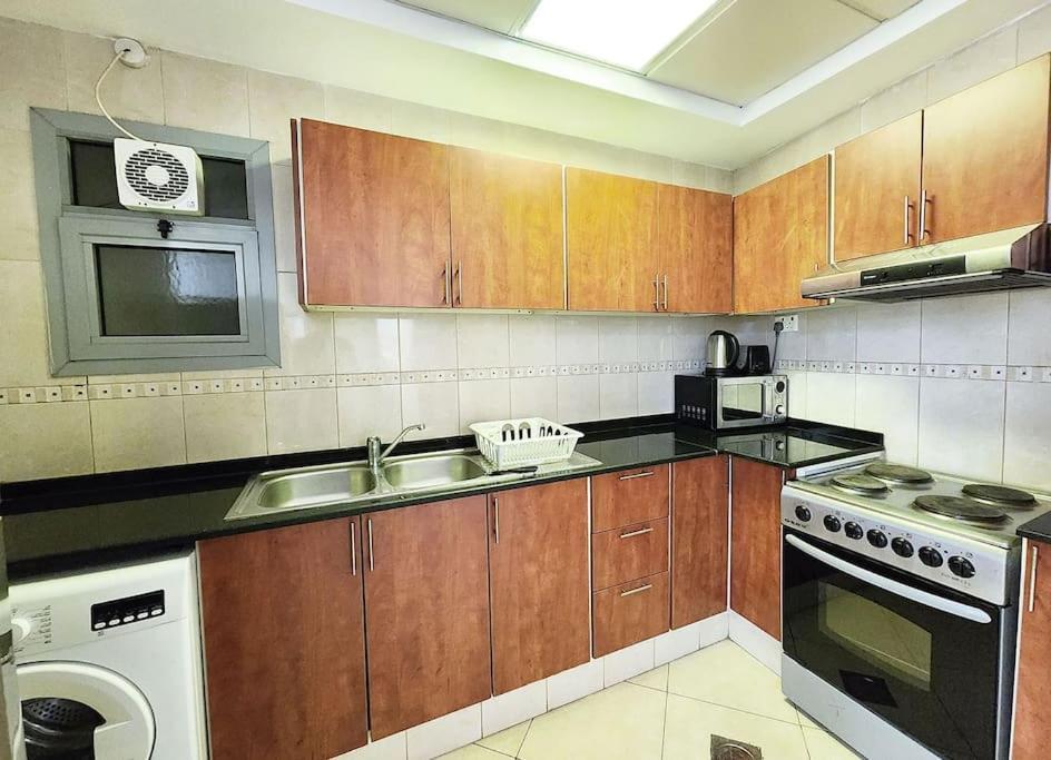 Rh- Exquisite & Spacious 01 Bedroom Near Mall Of The Emirates Apartment *