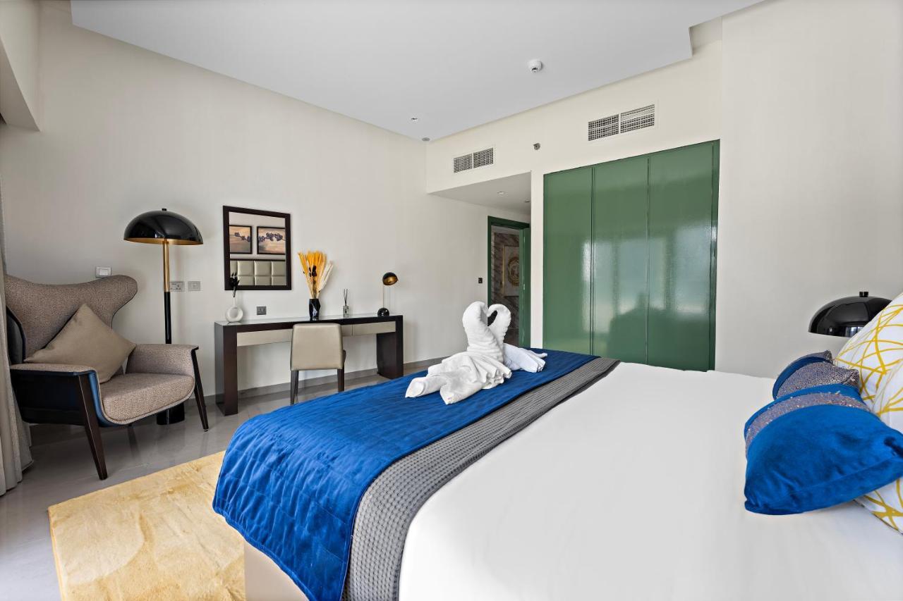 Apartment Luxe 1br Sleeps 4, Near Burj Khalifa And Mall With Pool And Free Parking Dubai