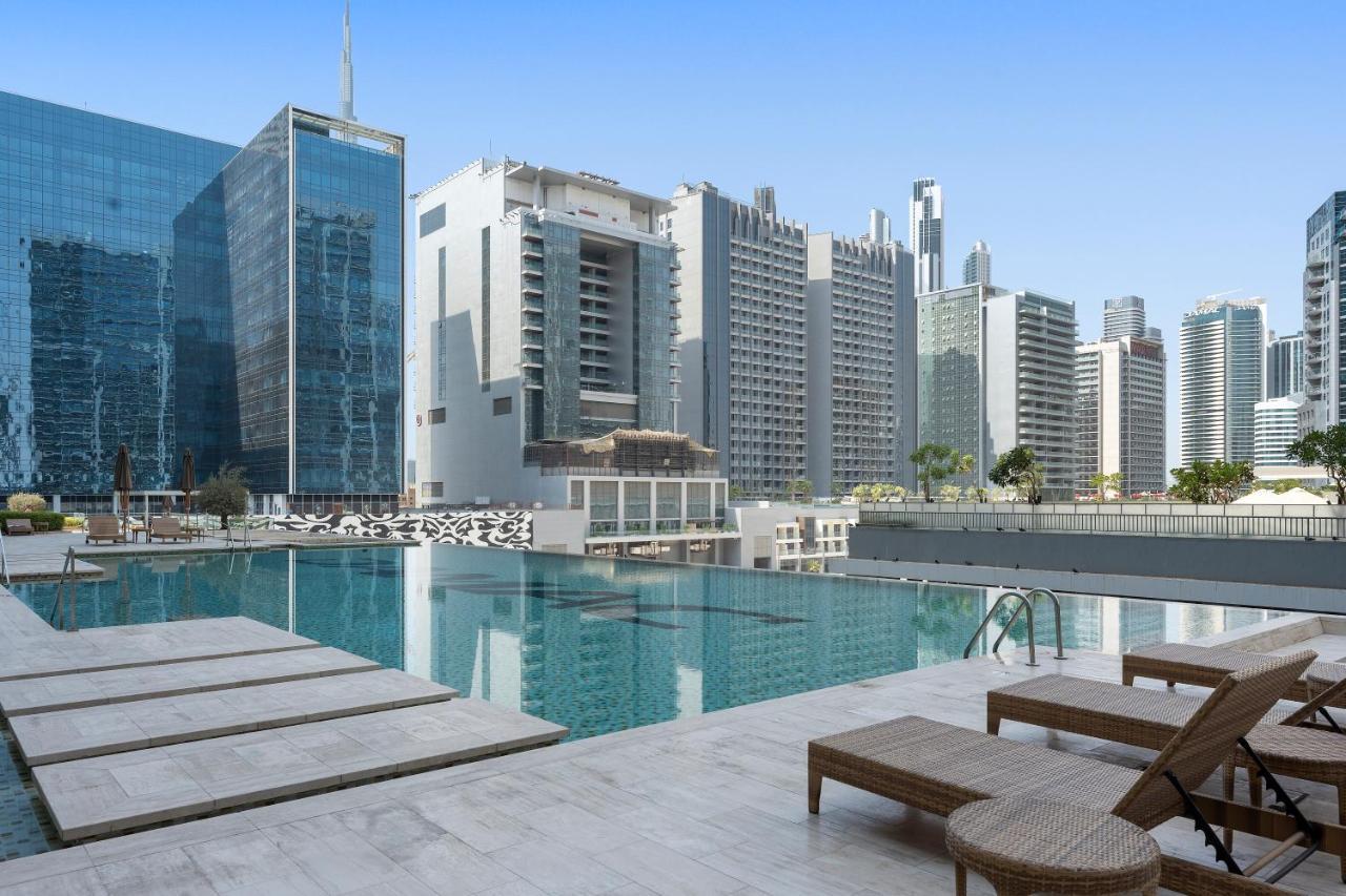 Luxe 1br Sleeps 4, Near Burj Khalifa And Mall With Pool And Free Parking Dubai