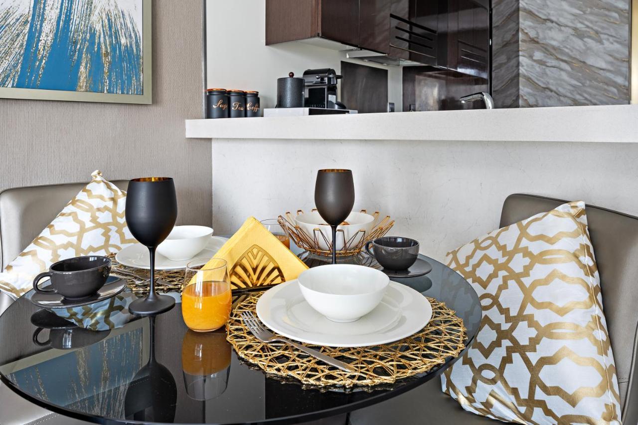 Luxe 1br Sleeps 4, Near Burj Khalifa And Mall With Pool And Free Parking Dubai