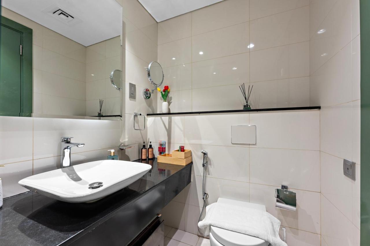 Apartment Luxe 1br Sleeps 4, Near Burj Khalifa And Mall With Pool And Free Parking *