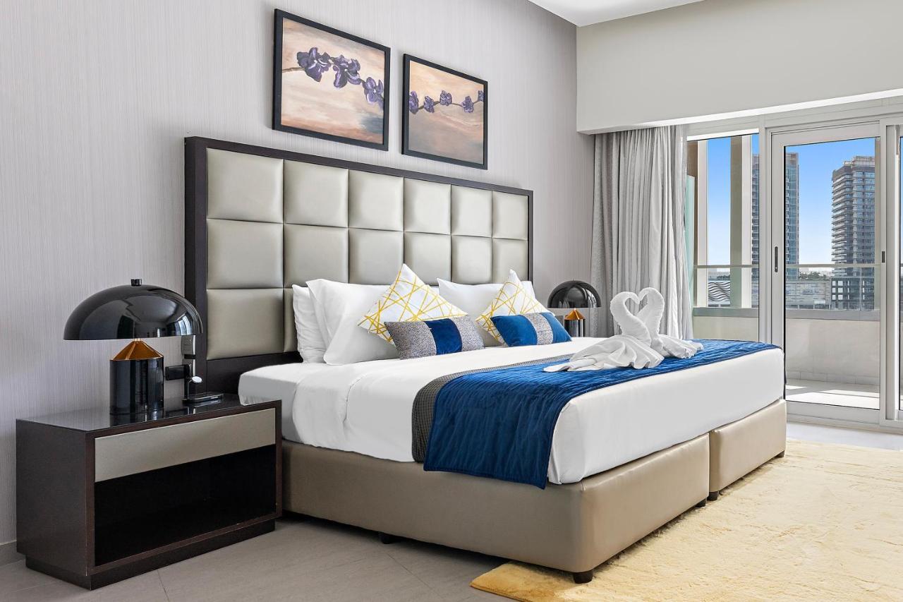 Luxe 1br Sleeps 4, Near Burj Khalifa And Mall With Pool And Free Parking Apartment