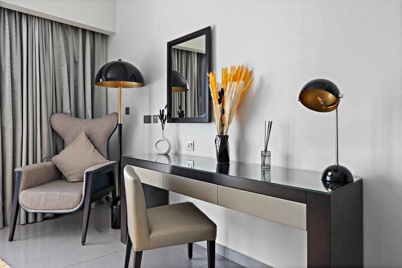 Luxe 1br Sleeps 4, Near Burj Khalifa And Mall With Pool And Free Parking Apartment