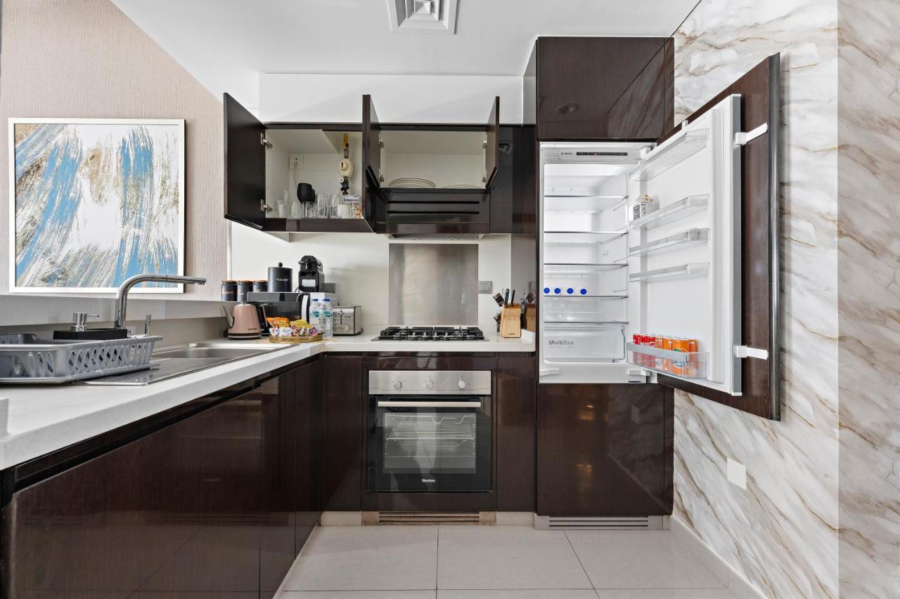 Luxe 1br Sleeps 4, Near Burj Khalifa And Mall With Pool And Free Parking * Dubai