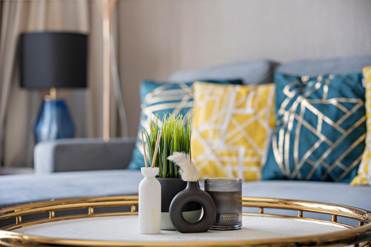 Luxe 1br Sleeps 4, Near Burj Khalifa And Mall With Pool And Free Parking Dubai