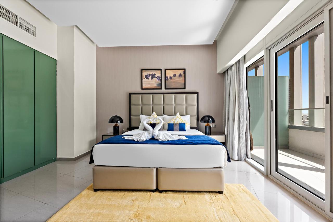 Luxe 1br Sleeps 4, Near Burj Khalifa And Mall With Pool And Free Parking *