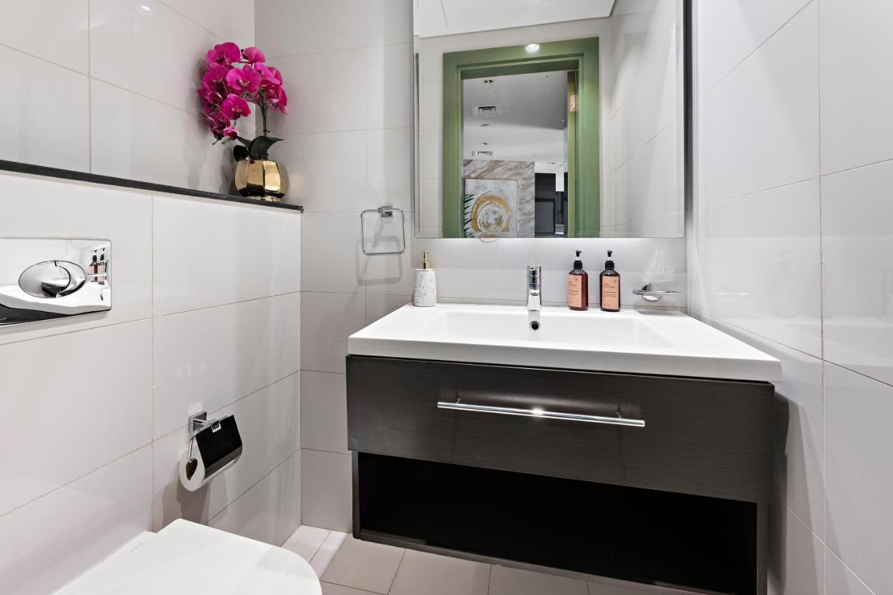 Apartment Luxe 1br Sleeps 4, Near Burj Khalifa And Mall With Pool And Free Parking