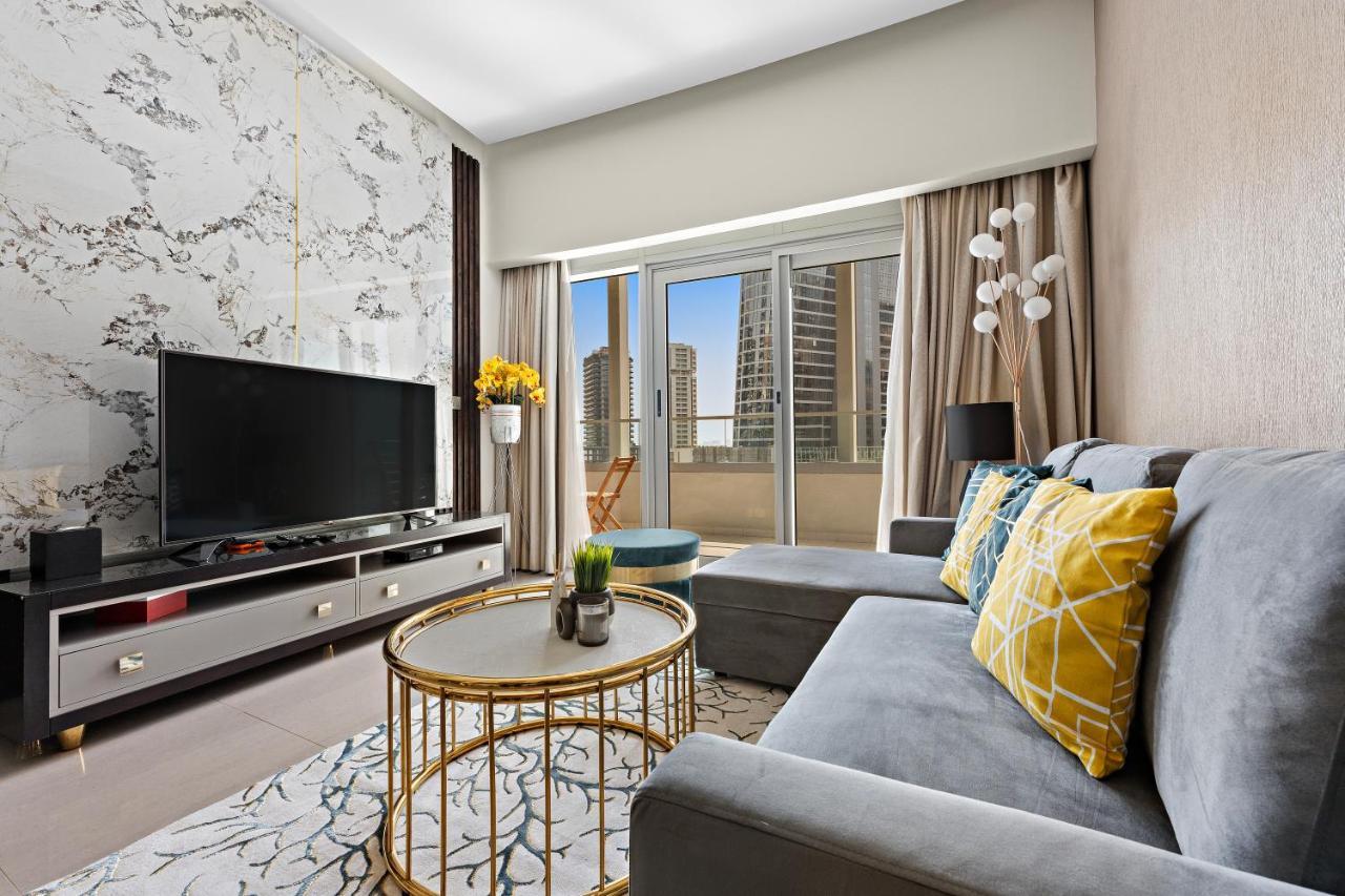 Luxe 1br Sleeps 4, Near Burj Khalifa And Mall With Pool And Free Parking Dubai