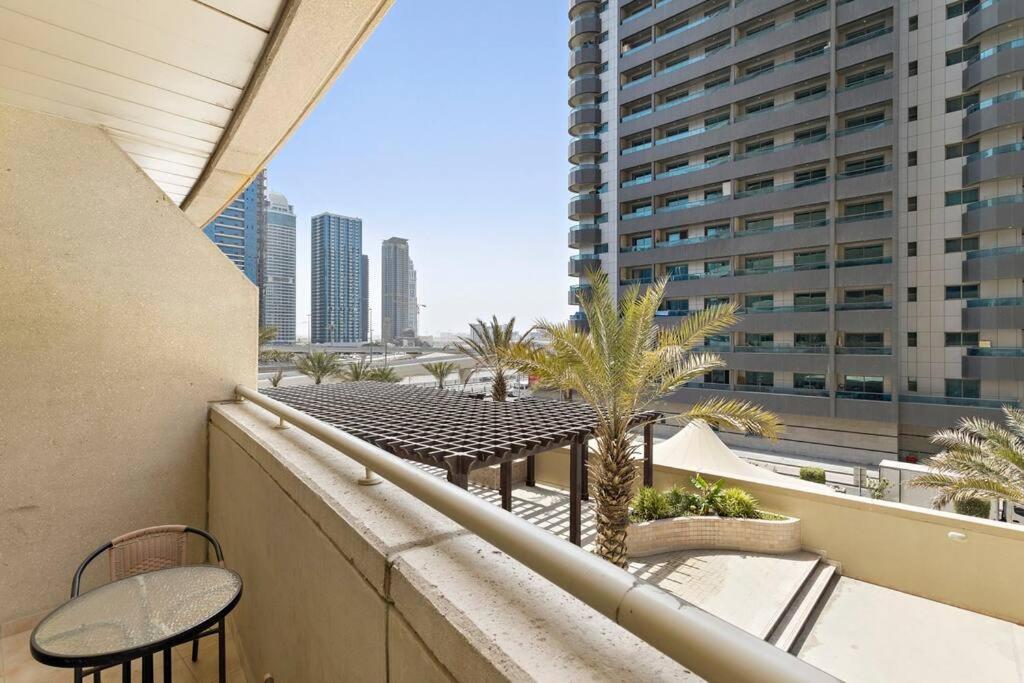 Stonetree - Furnished 1 Bedroom Close To Metro Apartment