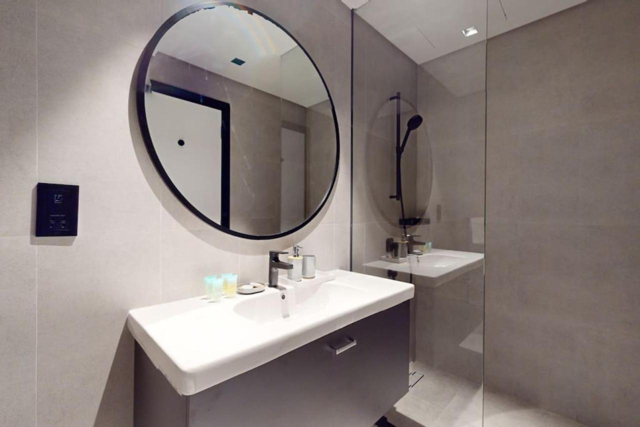 15 Northside A - Pristine Two Bedroom Apartment