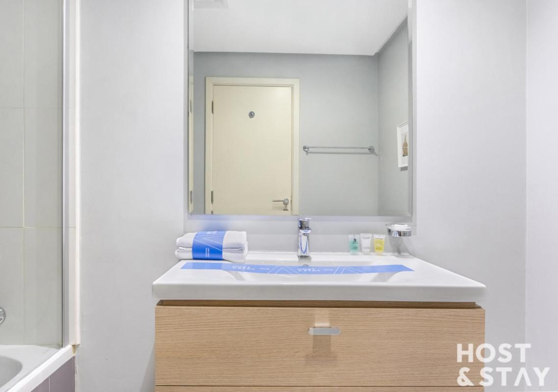 Apartment In Golf Vista, Damac Hills - Host & *