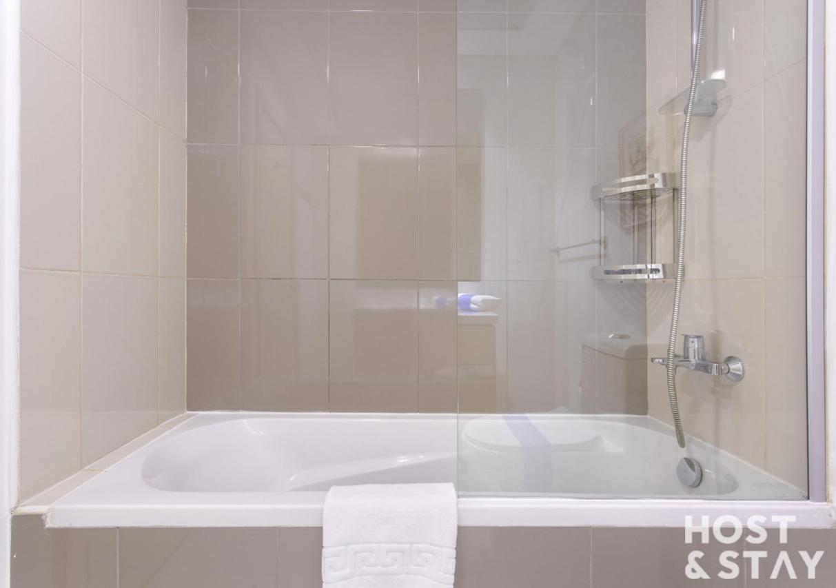 In Loreto 1a, Damac Hills - Host & Apartment Dubai