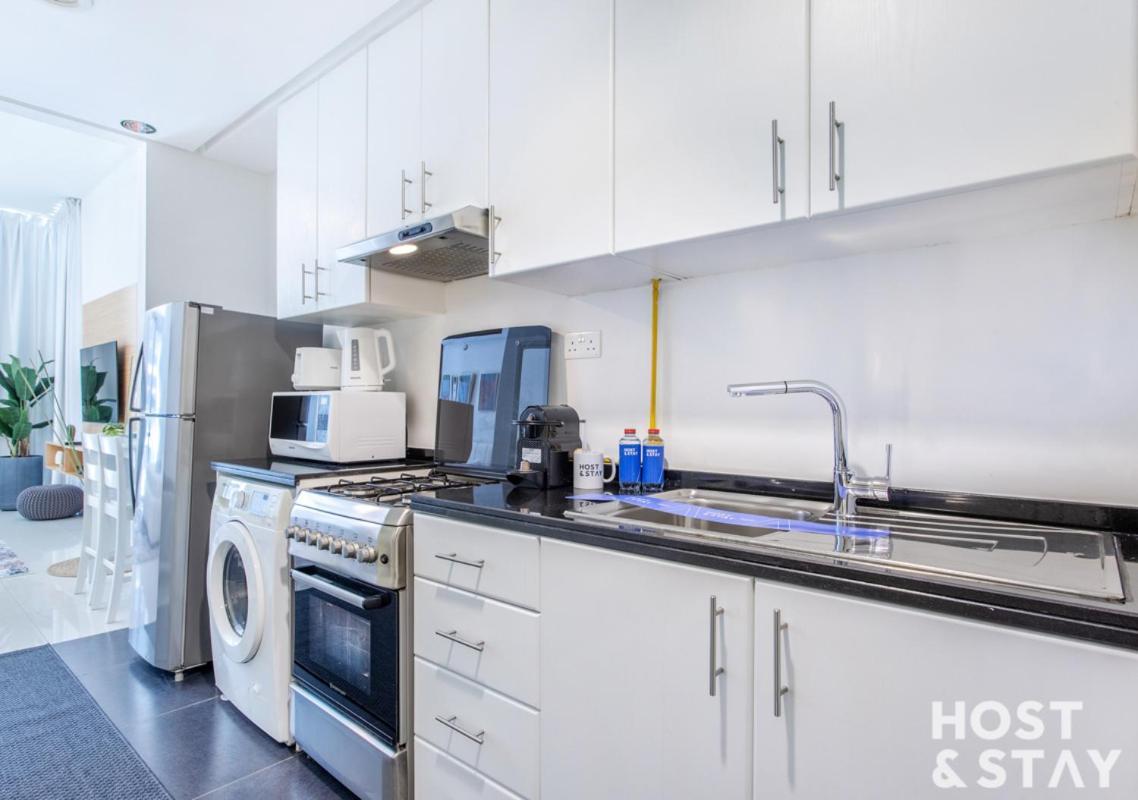 Apartment In Golf Vista, Damac Hills - Host & Dubai