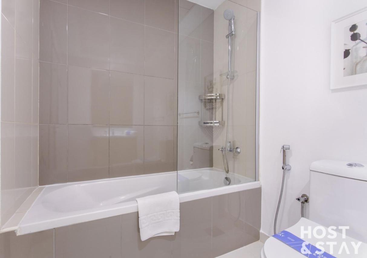 Apartment In Loreto 1a, Damac Hills - Host & *