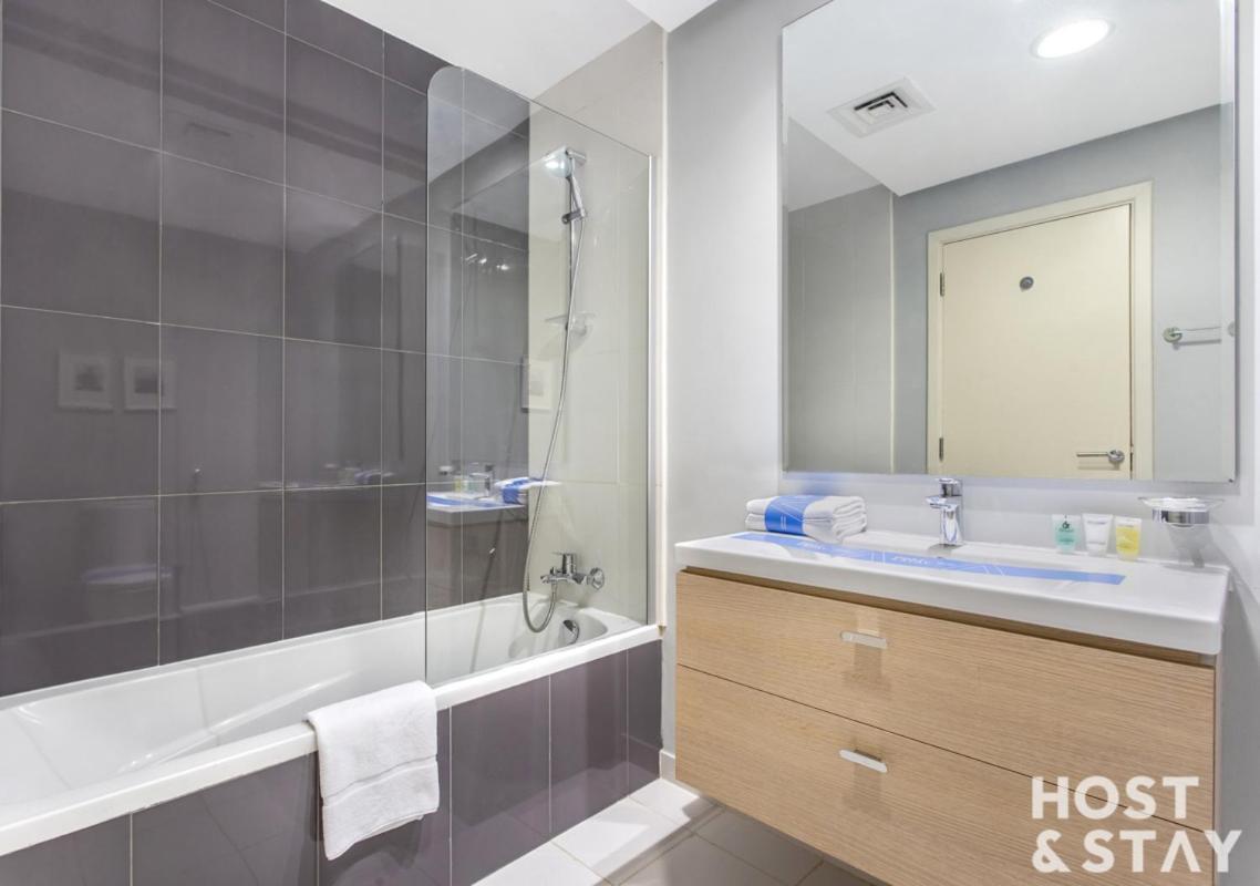 In Golf Vista, Damac Hills - Host & Apartment *