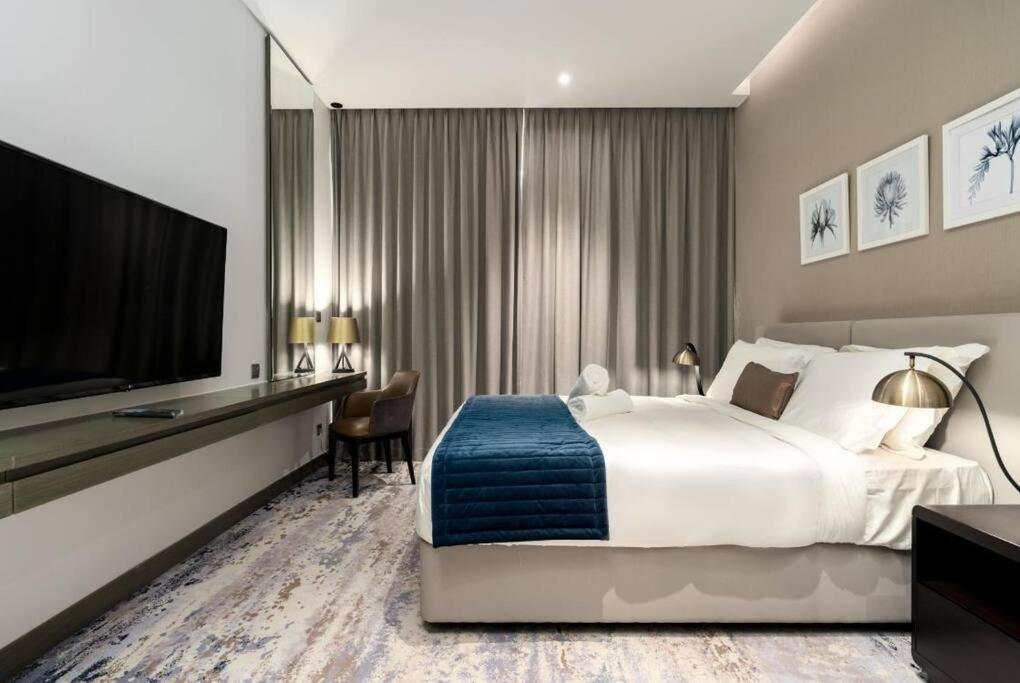 Apartment Charming At Damac Prive With Canal View - Ahlan Hh *