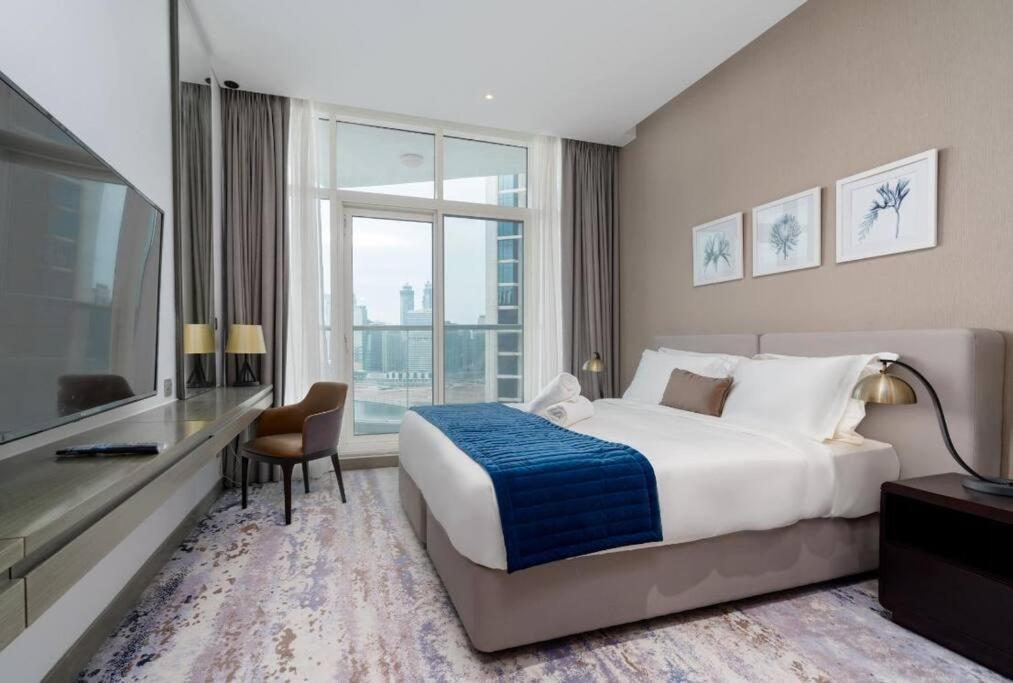 Charming At Damac Prive With Canal View - Ahlan Hh Apartment