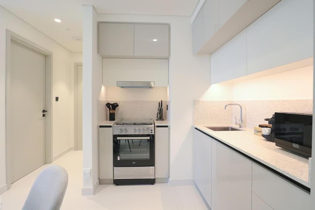 Higuests - Emaar Beachfront Haven With Majestic Marina Views Apartment