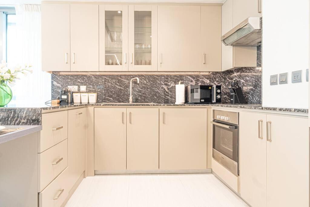 First Class 2br With Full Boulevard View * Dubai