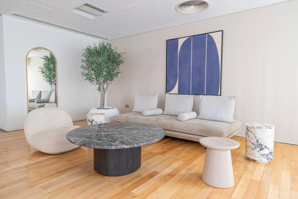 First Class 2br With Full Boulevard View *