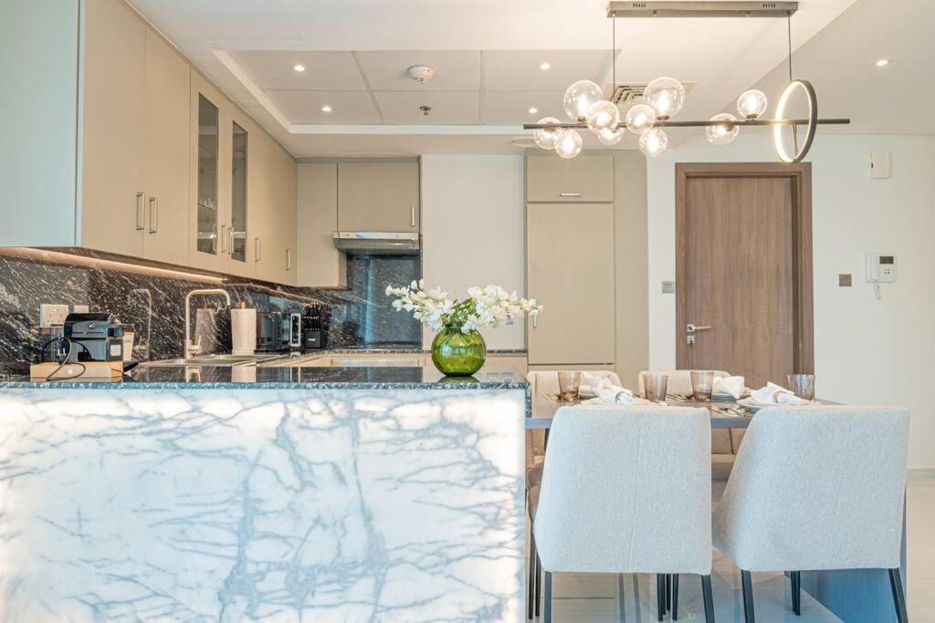 First Class 2br With Full Boulevard View Apartment *