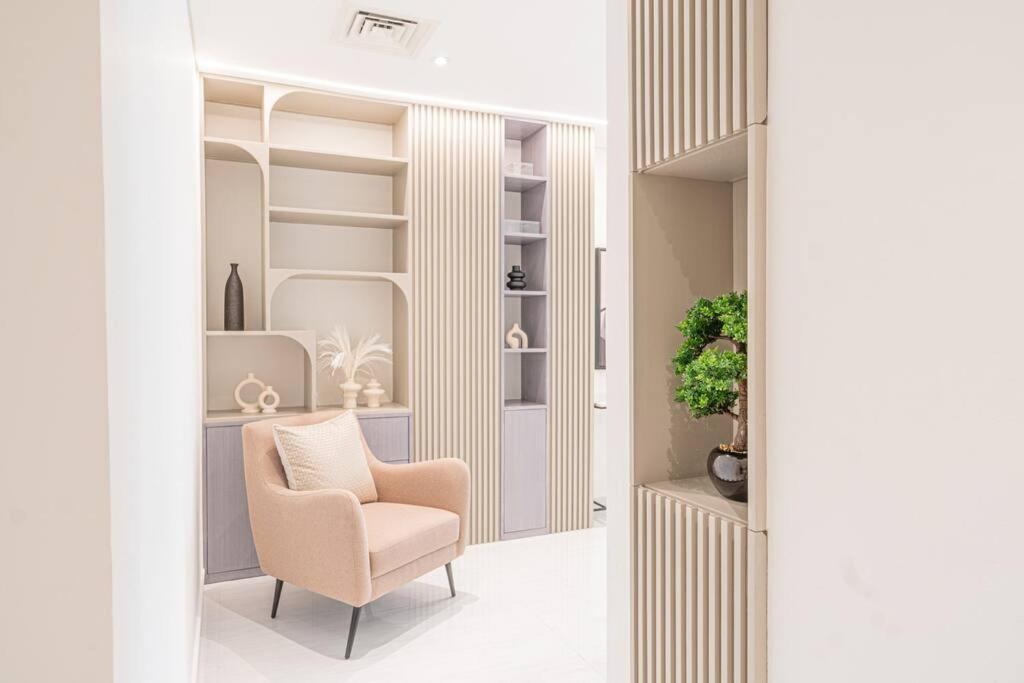 First Class 2br With Full Boulevard View *