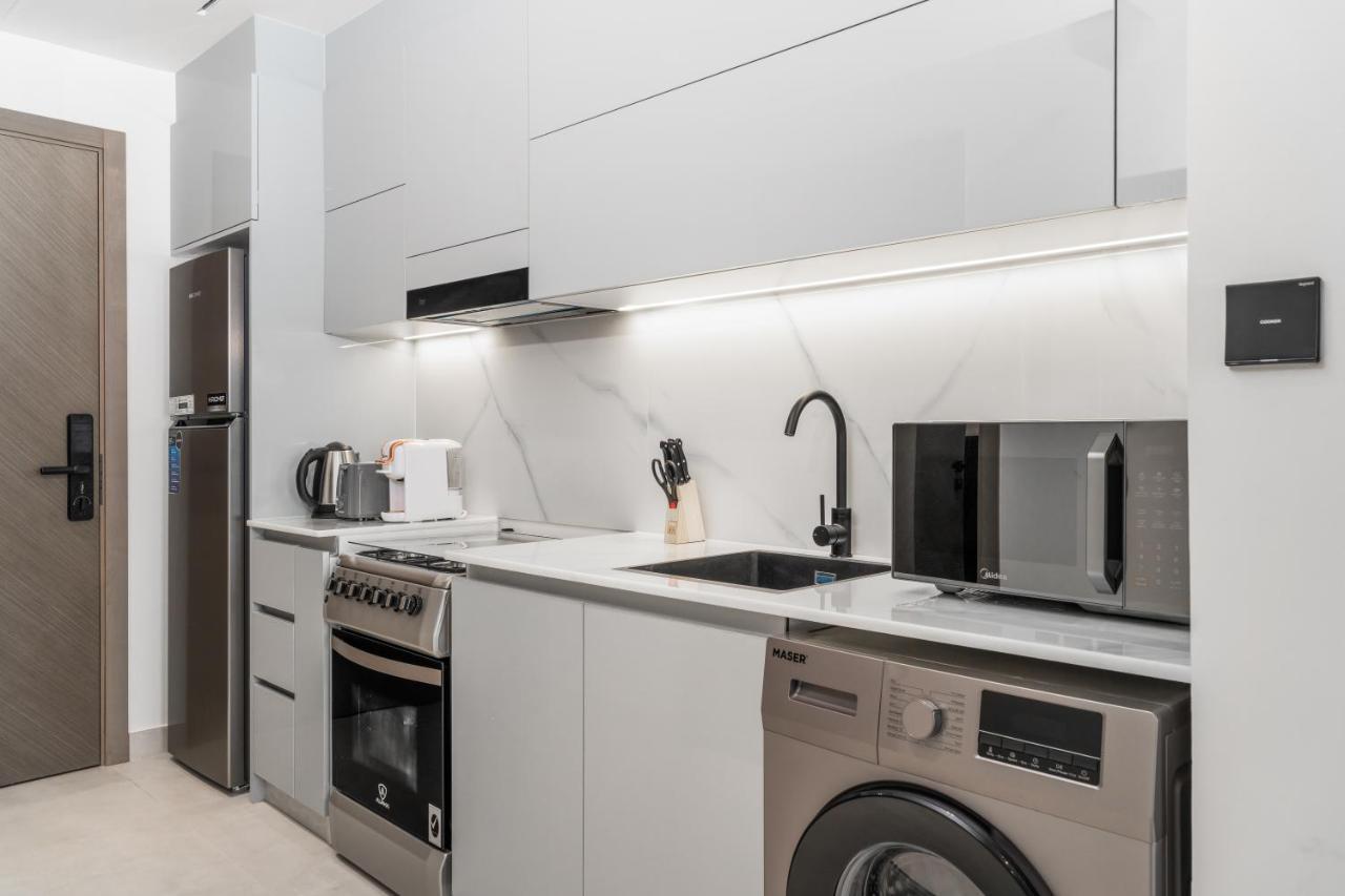 Aliving Stylish Binghatti Canal View & Burj Khalifa Apartment Dubai