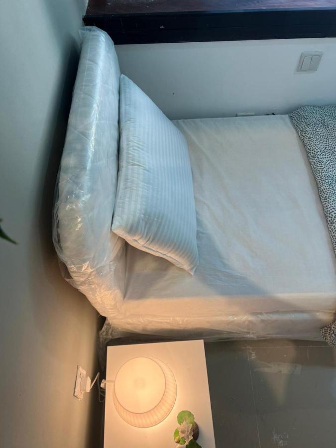 Homestay Partition With Window Near Moe Metro
