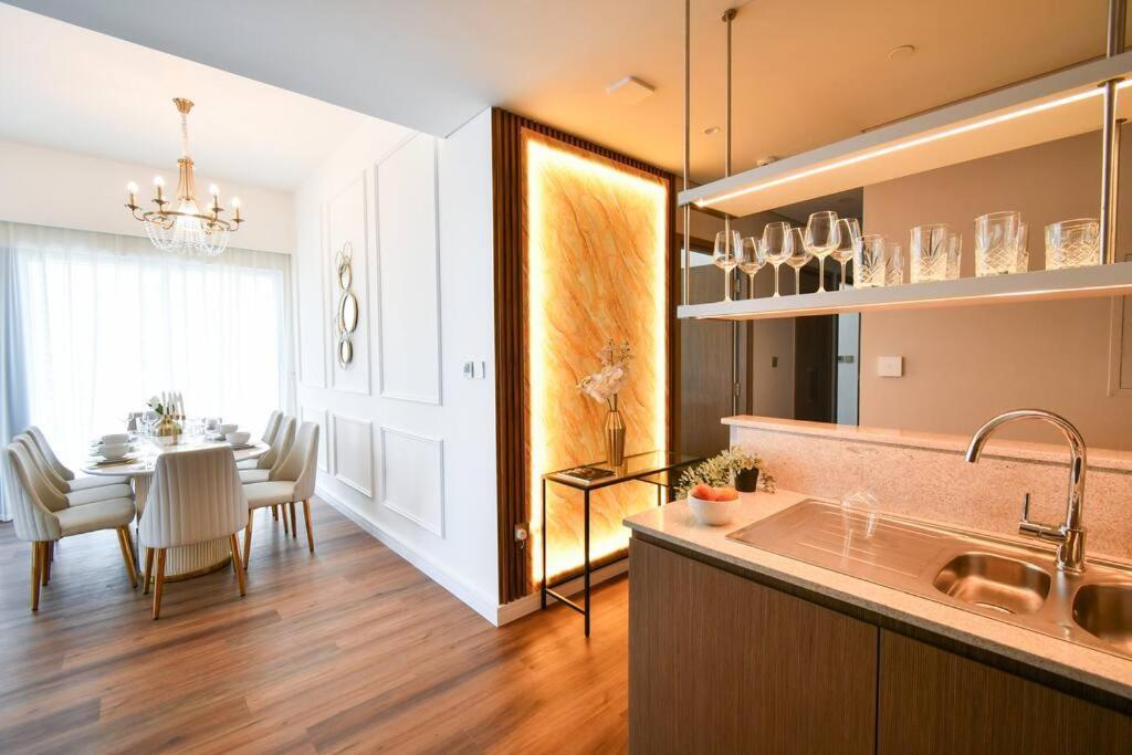 Burj Roayle-magical Burj & Fountain Sky Views 3+ 1 Bedroom Apartment