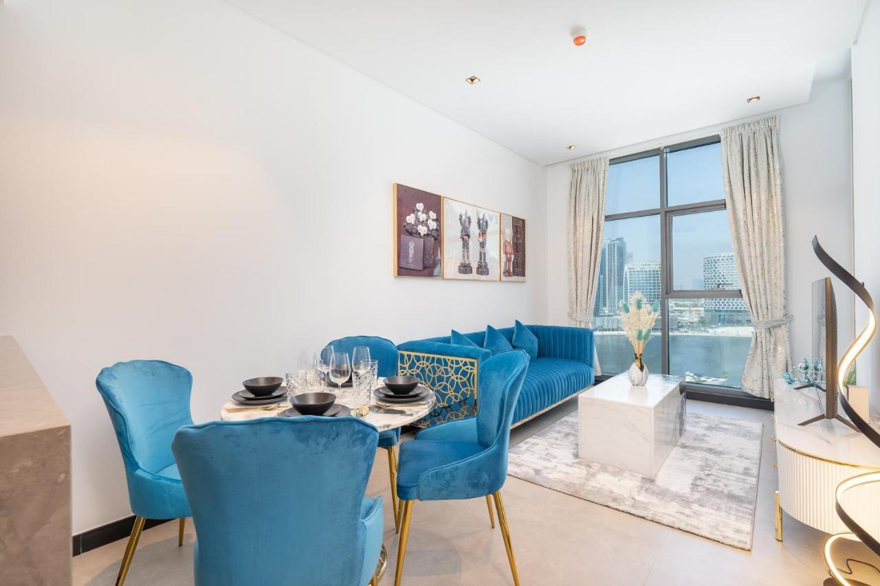 Azure Accents With Burj Khalifa View Apartment *