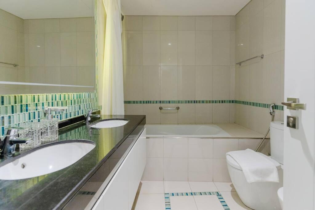 Fantastic View L Great Amenities L Superb Location Apartment *